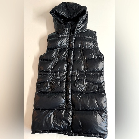 Orolay-90% down shiny black hooded ski vest with 4 front outer pockets.Size M - Picture 14 of 16